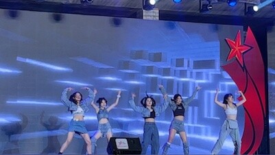 Chúng tôi đã nhảy theo điệu nhạc Hypeboy Half và Antifragile cho lễ kỷ niệm của trường!!! Vũ đạo mở 