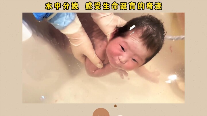 Bayi itu lahir di dalam air dan mengira ia masih berada di dalam perut ibunya. Reaksinya setelah itu