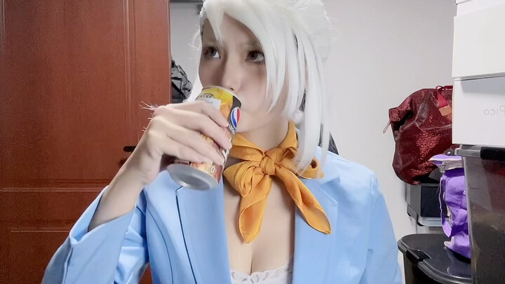 Lan Meng tries Japanese raw cola