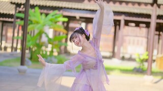 A Jiangnan woman steps out of a painting. Such a beautiful and charming painting demon, are you will