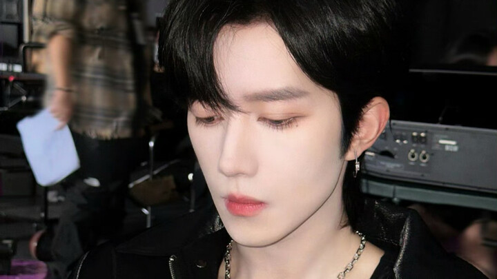 ผงเต้นของครูหวงซิงมาแล้ว! เต้นท่าเดียวกับไอดอลมันต่างกันจริงๆ ทุกท่วงท่าและแววตาล้วนดูเร้าใจและทรงเส