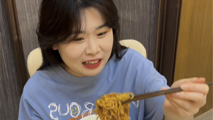 Cao Vũ Vũ hôm nay làm món ngon bằng nồi chiên không dầu rồi!