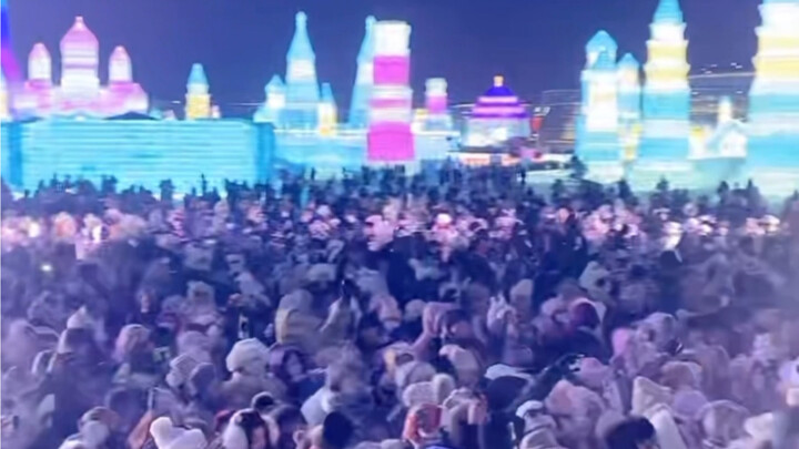 Why would you leave? Look how happily you’re dancing! Harbin Ice and Snow World—thousands of people 