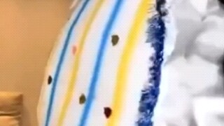 As expected, wherever "Bailu" is, there's always plenty of humor. This time she's wearing a clam she