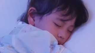 Gadis kecil menyelamatkan seorang wanita tua yang pingsan, tiba-tiba menemukan ayah CEO-nya
