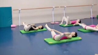 舞蹈生打跨