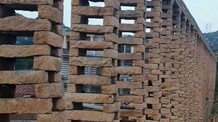 ดูเหมือนจะโคลงเคลงใกล้พัง ทว่ากลับตั้งมั่นอยู่ได้ครึ่งศตวรรษโดยไม่ล้ม ช่างน่าอัศจรรย์ยิ่งนัก