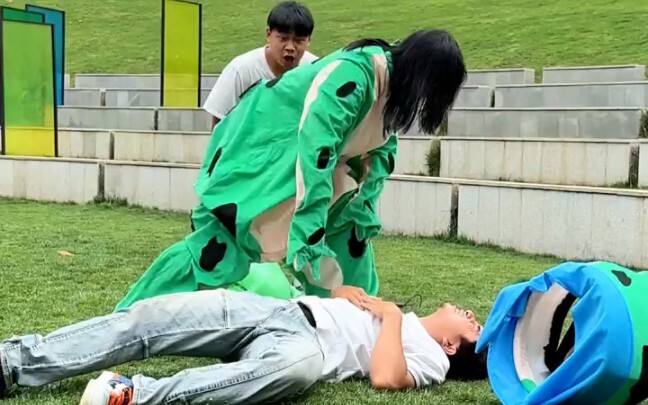 Though frogs may seem fragile, they become fierce as mothers.