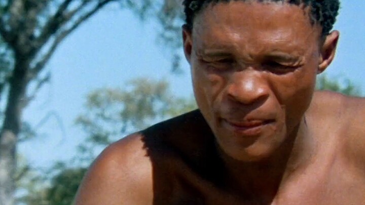 ชาวบุชแมนในทะเลทรายแอฟริกาเปลี่ยนขวดโค้กที่ถูกทำให้เสียหายจนใช้งานไม่ได้ ให้กลายเป็นสิ่งลึกลับและชั่