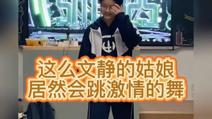 Turns out girls can kill it dancing boy group choreography too—every move is practically identical… 