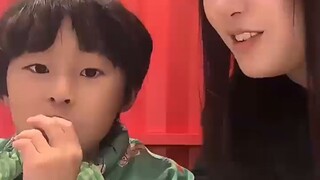 [We can’t be together if we’re separated] A girl ran into her ex-boyfriend’s brother at a restaurant