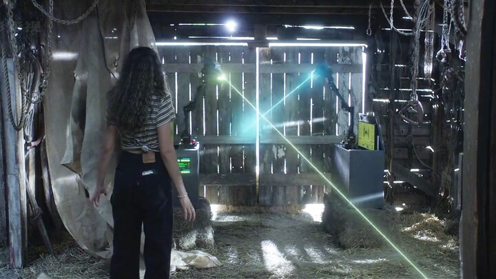 女孩无意间发现，邻居家的谷仓里竟然隐藏着一台时光机