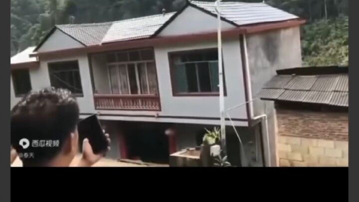 บ้านหลังใหม่ที่เพิ่งสร้างเสร็จก็พังลงมาแล้ว