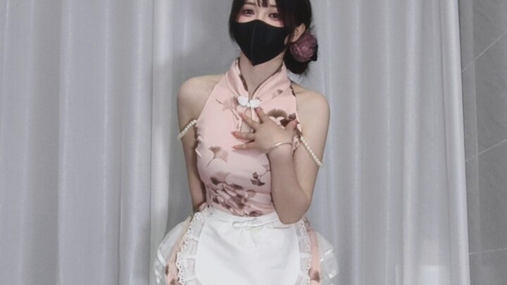 Con bướm nhỏ bước tới để có được nó