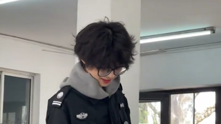 ใบหน้าอันน่ารักของสาวหวาน ส่วนสูงของยักษ์