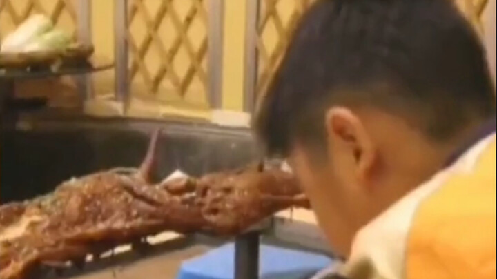 Daging kambing panggang di piring tiba-tiba tidak terasa enak lagi