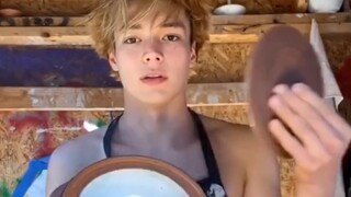 มองเครื่องปั้นดินเผาอยู่เหรอ อยากได้หุ่นเขาเหรอ