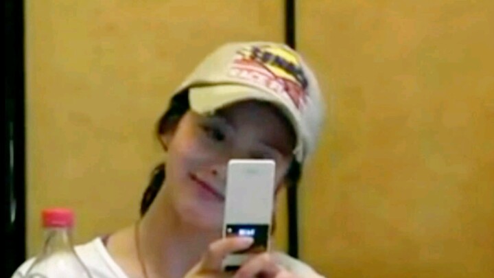 Thời còn dùng điện thoại nắp gập, Lưu Thi Thi vẫn thoải mái là chính mình, nghiêng đầu một cái là đã