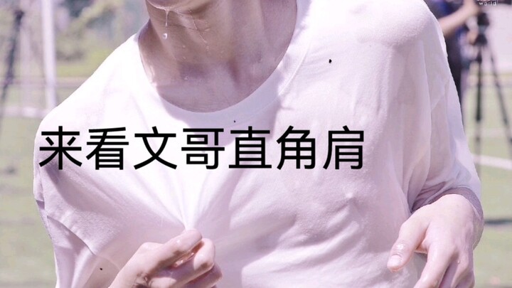 【Liu Yaowen】Turns out there really are people who use their collarbones to prop up their clothes—you