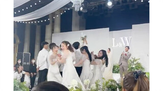 以前当伴娘：拼了命的抢手捧花。现在当伴娘：只要跑得快、婚礼跟我就不沾边