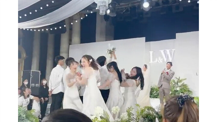 以前当伴娘：拼了命的抢手捧花。现在当伴娘：只要跑得快、婚礼跟我就不沾边