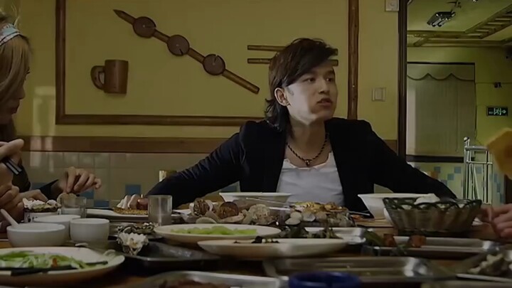 The teacher took the students out for a meal, but who would have thought he'd pull such a stunt? Wha