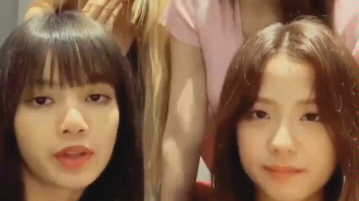 بلاكبينك غنّت أغنية المينيونز مباشرةً، الأربع عبيطات هههه