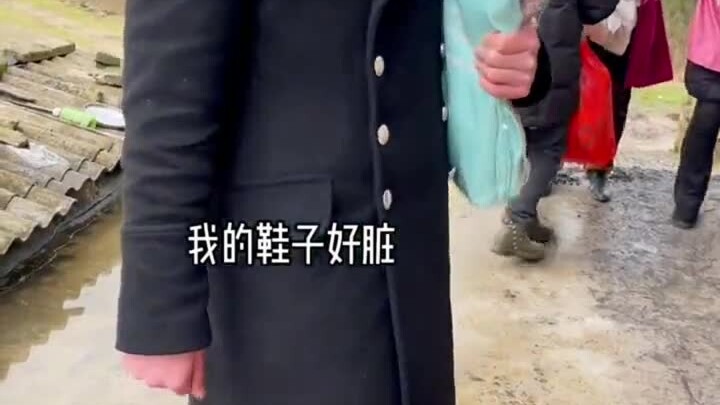 Pria asing pulang kampung bersama pacarnya, tampil penuh gaya bak penduduk setempat di jalan berlump