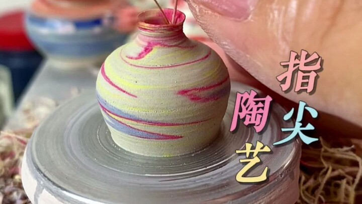 งานฝีมือสร้างสรรค์ การปั้นดินเผาขนาดจิ๋ว แจกันดอกไม้ใบเล็กก่อรูปขึ้นบนปลายนิ้ว เหมือนดั่งการไหลเวียน