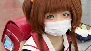 Ditantang cosplay Sakura dan tukar properti di konvensi komik... Gayanya tiba-tiba berubah 😂