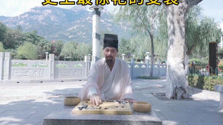 إن الاستراتيجي الذي يضع جسده في اللعبة يكون نصف جيد مقارنة بالخصم (عدم المساواة 1)