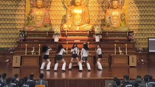 "Tình hình nghiêm trọng đến vậy sao? Phụ nữ Hàn Quốc nhảy múa ở đền chùa để khuấy động bầu không khí