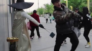 ماذا سيحدث عندما أقوم بدور "السيدة باشي" التي تمسك بمطرقة الذباب؟ رد فعل المارة! [مقلب 181]