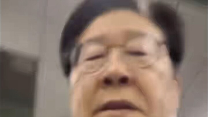 อี แจ-มย็อง วิ่งอย่างเร่งรีบเข้าสู่รัฐสภาเกาหลีใต้