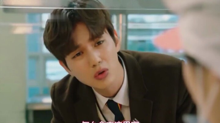 Cô nhân viên căng tin trực tuyến hai mặt