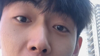 找女生要微信 当面同意后给她发拼多多帮砍一刀