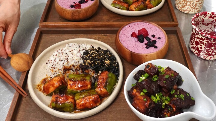 Bữa trưa của hai mẹ con: cơm phủ tôm viên nhồi ớt xanh + sườn ô mai + sinh tố quả mọng