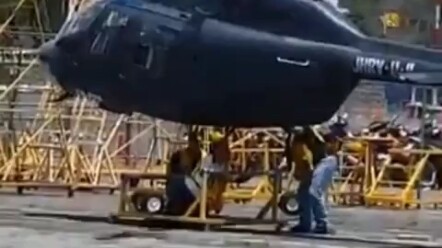 Mất bao công sức để thay càng đáp cho trực thăng!