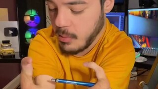 残疾小哥展示了自己一直在练习的绝技：手肘握笔写字