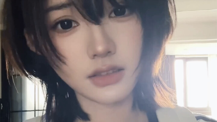 How does this hairstyle manage to be both boyish and girly?