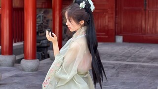 The first time I saw my girlfriend wearing Hanfu, I was stunned...