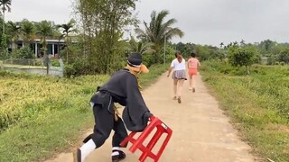 คุณเห็นอะไรในกระโปรงของเธอ?
