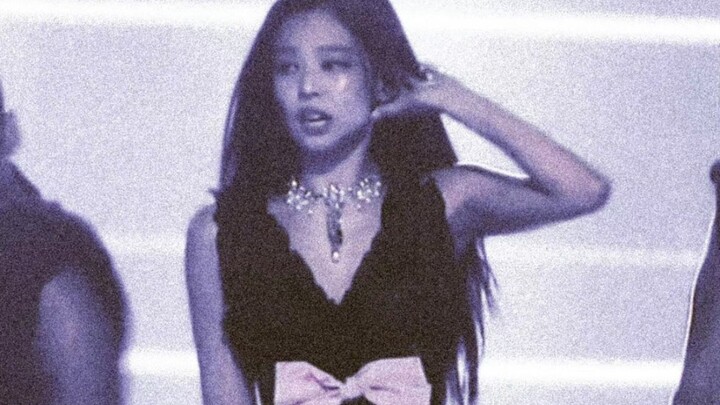 【JENNIE】Yang bisa merasakan pesona panggungnya benar-benar beruntung, sampai tak tahu lagi harus mem