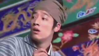 Hoàng đế và các quan đại thần đang nói chuyện trong điện, và người thợ thủ công vô tình nghe được nê