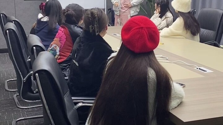 Saat bos rapat di atas panggung, apa yang dilakukan para karyawan di bawah...