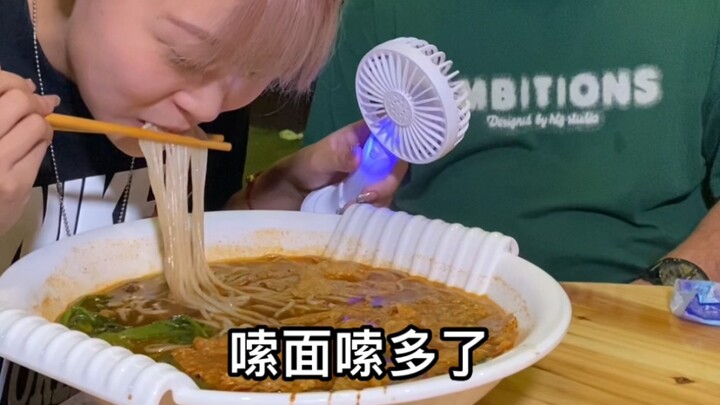 A beautiful woman took an 18-hour sleeper train just to take on Sanliang’s snail rice noodles! She s
