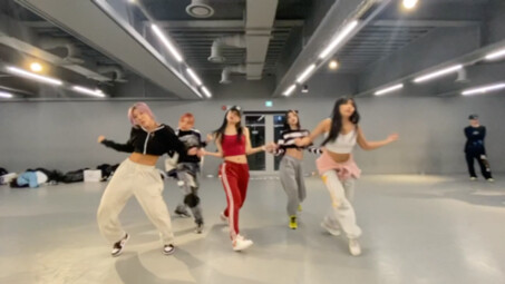 ยูเมกิ อูแท ร่วมออกแบบท่าเต้น และมีนักเต้น 21 คนร่วมเต้นด้วยกันในเวอร์ชั่นห้องซ้อมของเพลง "Oh My Gaw