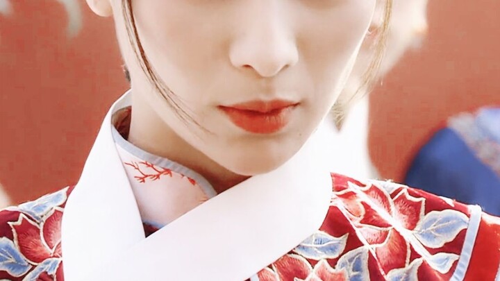 She actually played Li Qingzhao! Turns out it's true what the novel said—just lifting her bangs chan