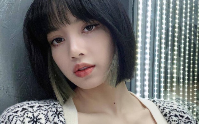 LISA x Taki Taki竖屏版。练习的时候是会害羞的小可爱，正片是气场全开的酷girl，反差魅力满分