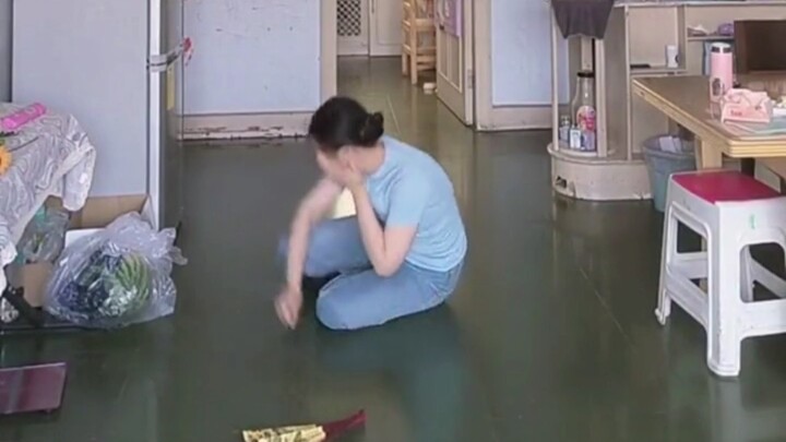 Terjatuh sebentar, lalu terdiam berpikir: Sebenarnya aku mau ngapain tadi?